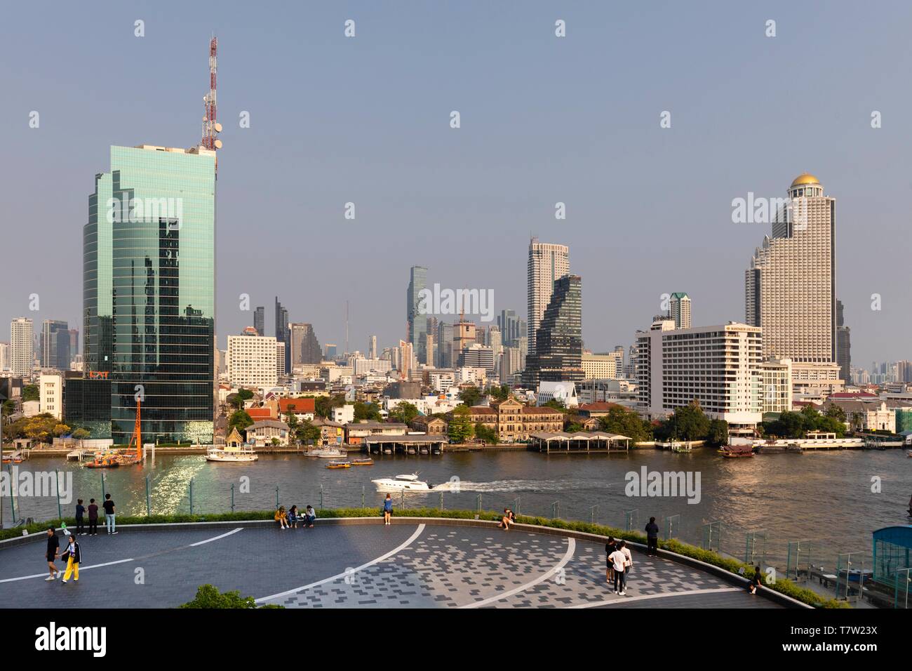 Vue panoramique depuis la terrasse de l'icône Siam, Skyline, CAT Bâtiment à Mae Nam Chao Phraya, Bang Rak et District Khlong San dans quartier Thonburi Banque D'Images