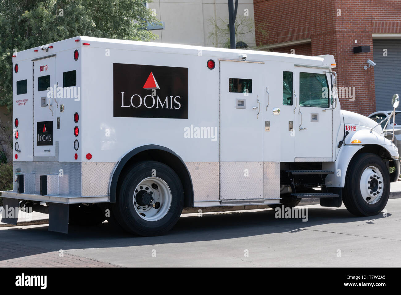 TUCSON, AZ/USA le 11 avril 2019 : véhicule de sécurité armés Loomis et logo de marque. Banque D'Images