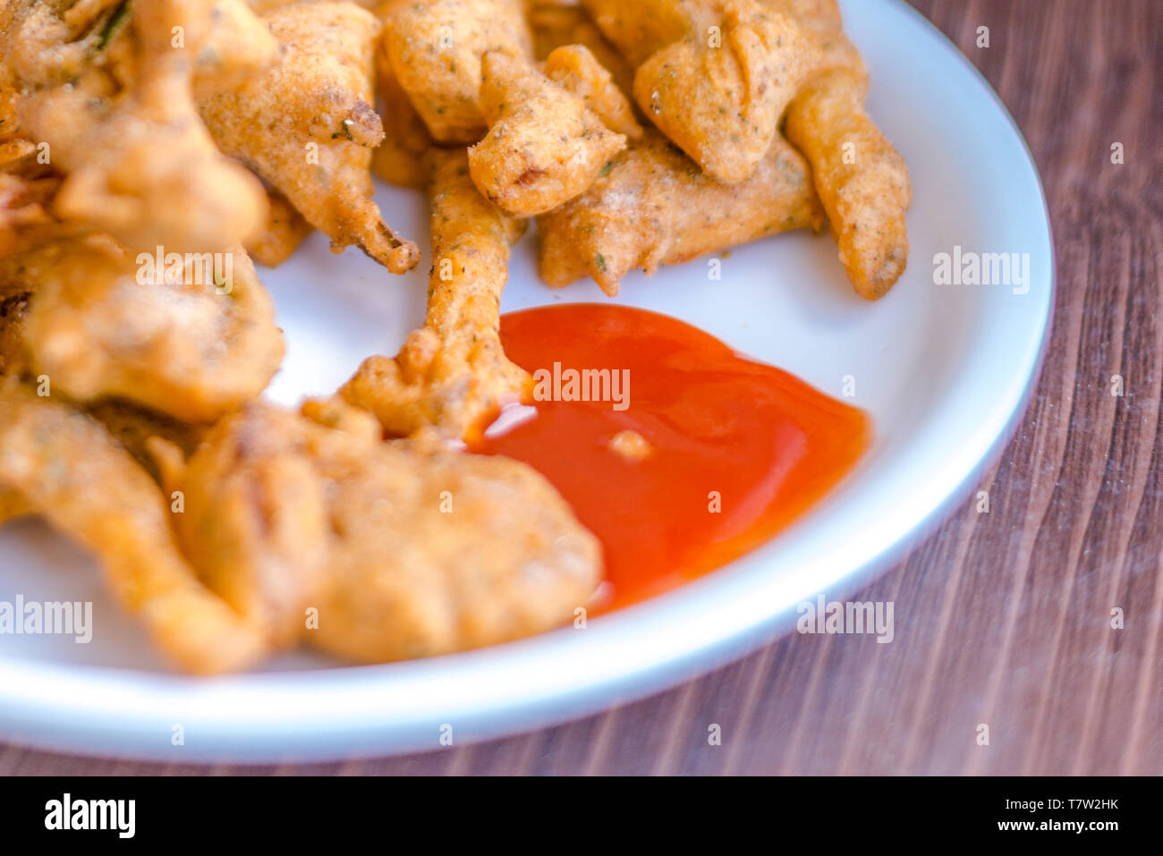 Pyaj,croustillant Kanda bhaji Pakode,oignon frit pakoda oignons bhaji,avec pav ou du pain.de délicieux aliments de rue,Indian snack servi avec la mousson en ketch de tomate Banque D'Images