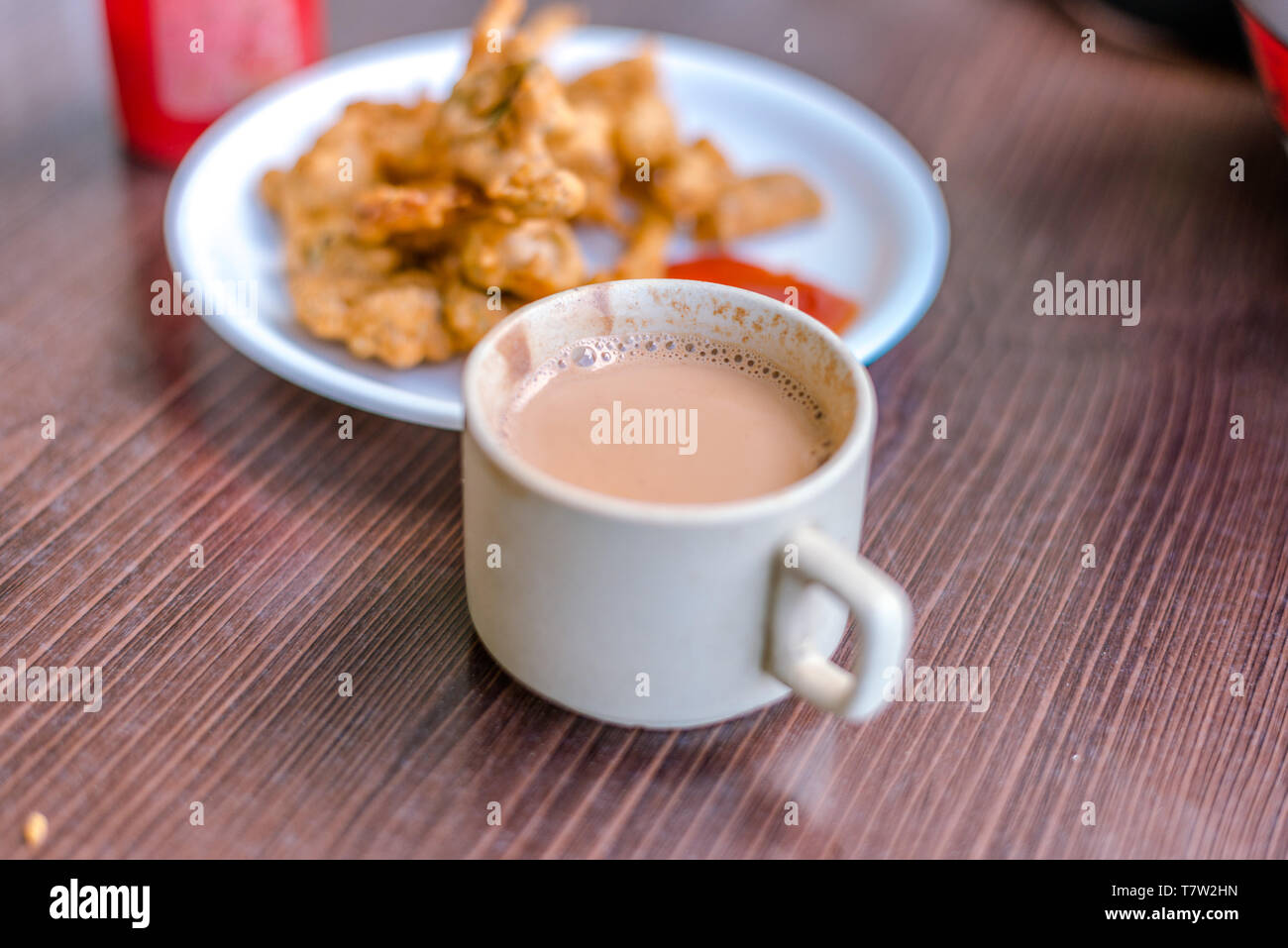Pyaj,croustillant Kanda bhaji Pakode,oignon frit pakoda oignons bhaji,avec pav ou du pain.de délicieux aliments de rue,Indian snack servi avec la mousson en ketch de tomate Banque D'Images