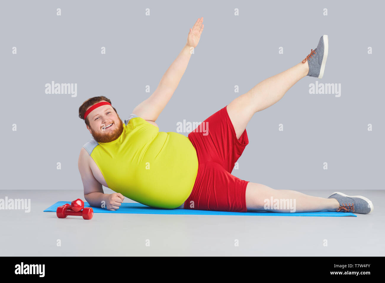 L'homme drôle de gras avec une barbe faisant des exercices va dans pour le  sport Photo Stock - Alamy