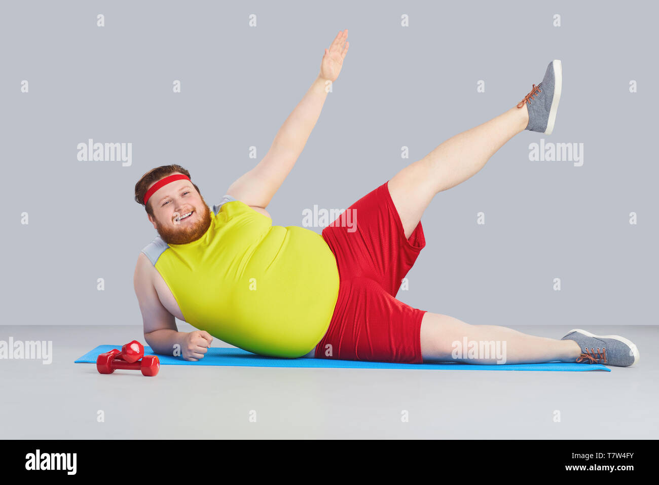 L Homme Drole De Gras Avec Une Barbe Faisant Des Exercices Va Dans Pour Le Sport Photo Stock Alamy L Homme Drole De Gras Avec Une Barbe Faisant Des Exercices Va Dans Pour Le Sport Photo Stock Alamy