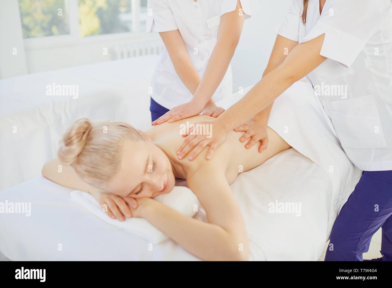 Quatre mains massage dans le centre de spa. Banque D'Images