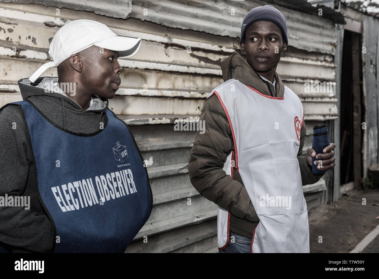Un observateur électoral et de la Croix Rouge à l'Imizamo Yethu de vote le 8 mai 2019 lors du sixième de l'Afrique du Sud les élections démocratiques Banque D'Images