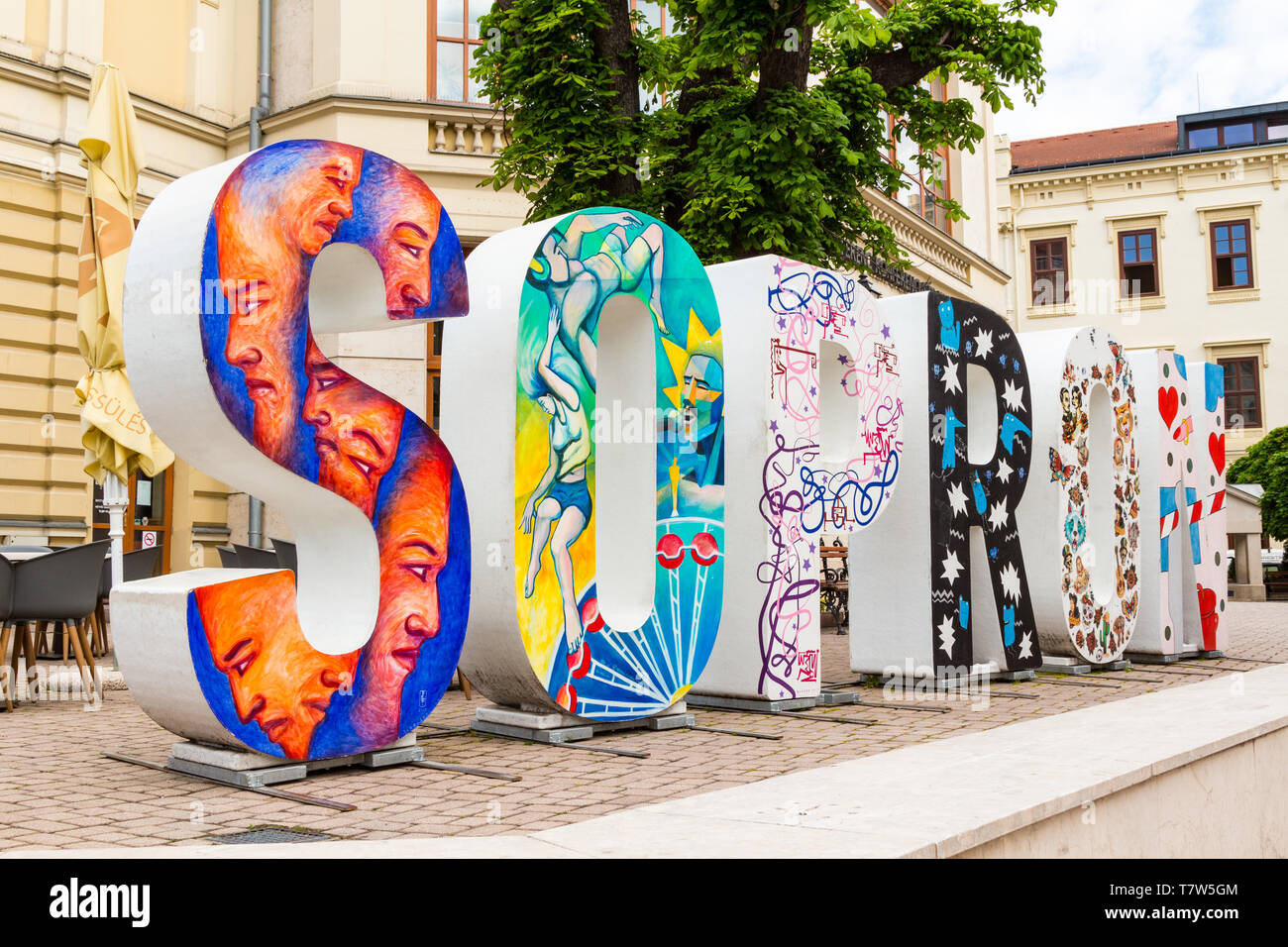 Le mot Sopron énoncés dans de grandes lettres 3d abstrait peint Banque D'Images