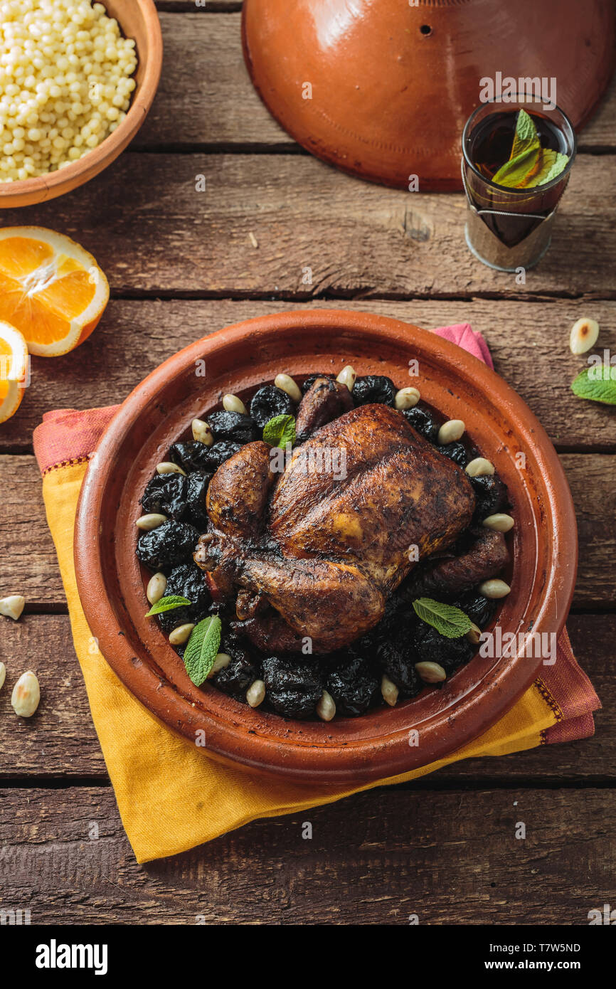 Tajine marocain de poulet et les pruneaux, vue du dessus Banque D'Images