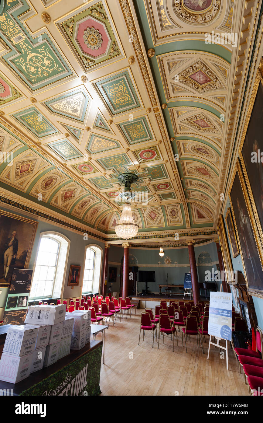 Le plafond de l'intérieur de la Guildhall, un bâtiment du 18ème siècle en style Reine Anne ; Worcester Guildhall, Worcester, Worcestershire UK Banque D'Images