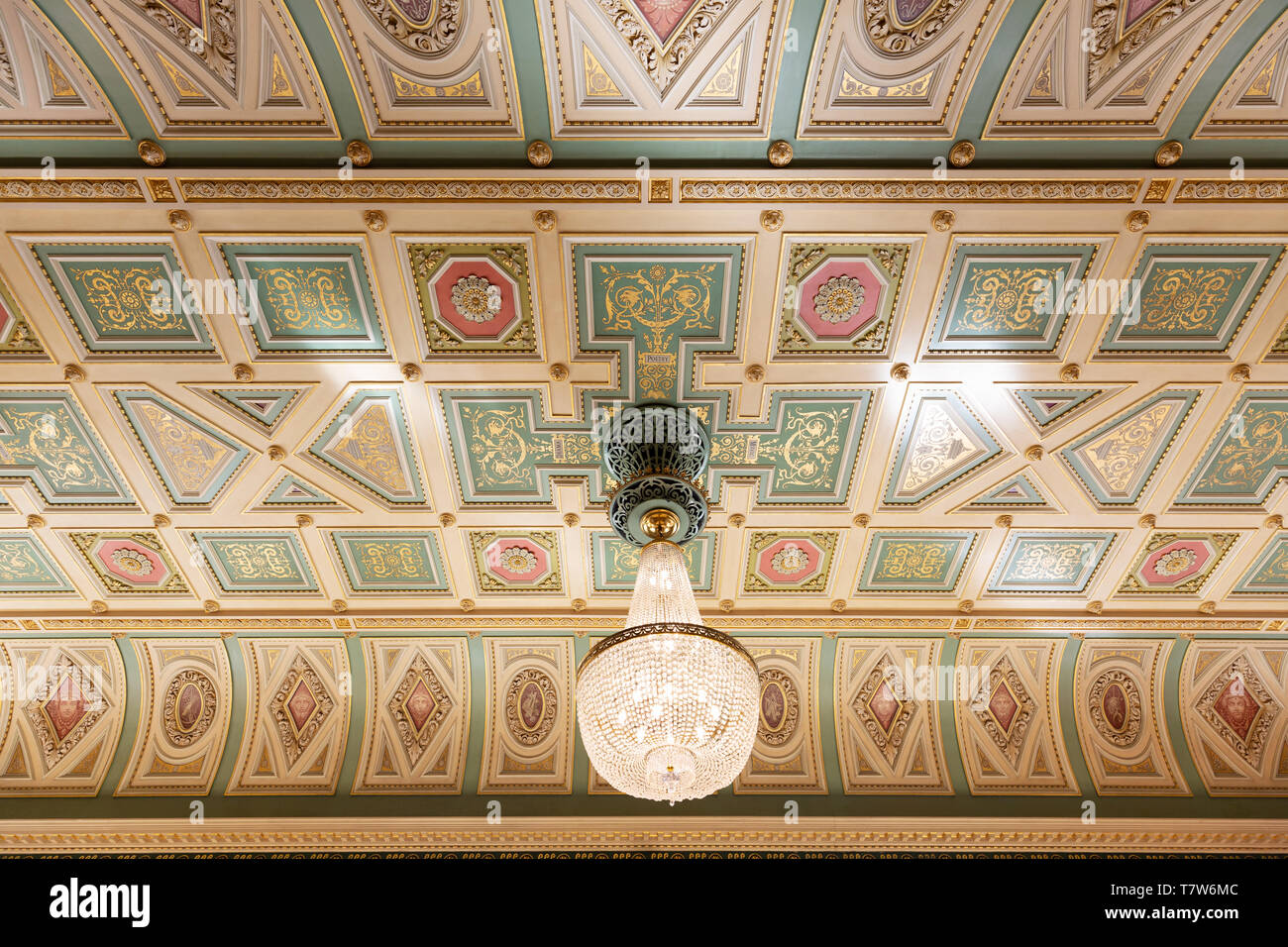 Le plafond de l'intérieur de la Guildhall, un bâtiment du 18ème siècle en style Reine Anne ; Worcester Guildhall, Worcester, Worcestershire UK Banque D'Images