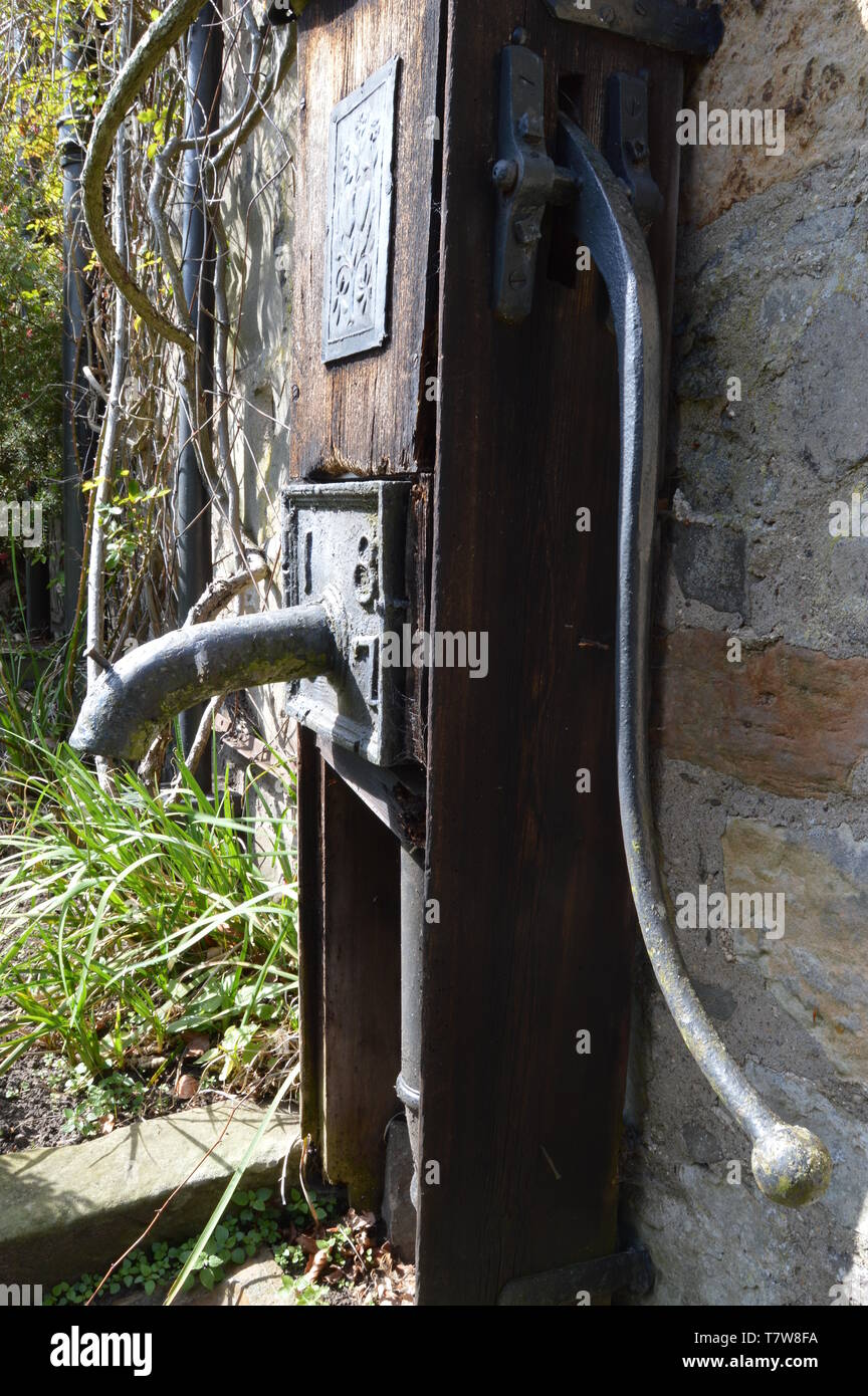 Ancienne pompe à eau au 16ème siècle Earlshall Castle, Leuchars, près de St Andrews, Fife, en Écosse. 2019 Banque D'Images