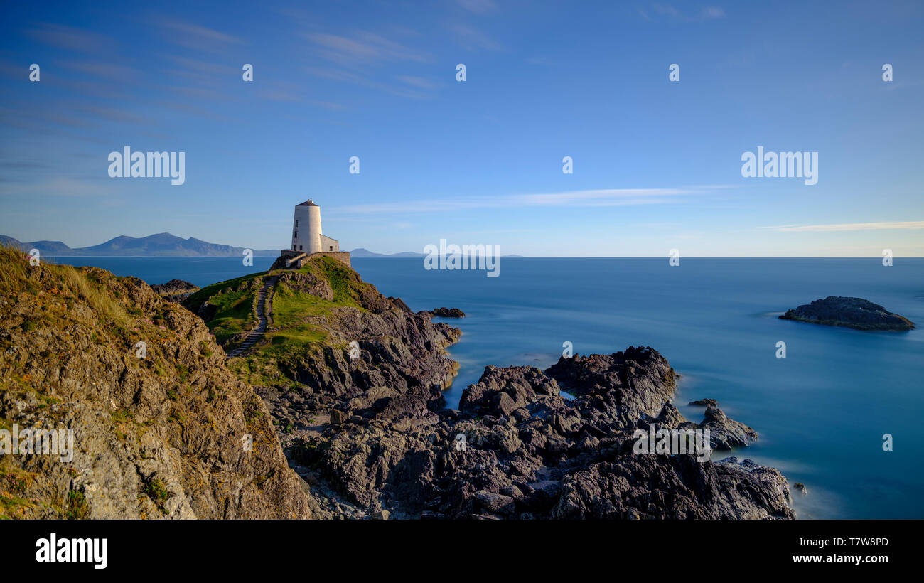 Llanddwyn, Pays de Galles - 1 mai 2019 : Twr Mar phare sur l'île Llanddwyn off Anglesey Pays de Galles, Royaume-Uni Banque D'Images