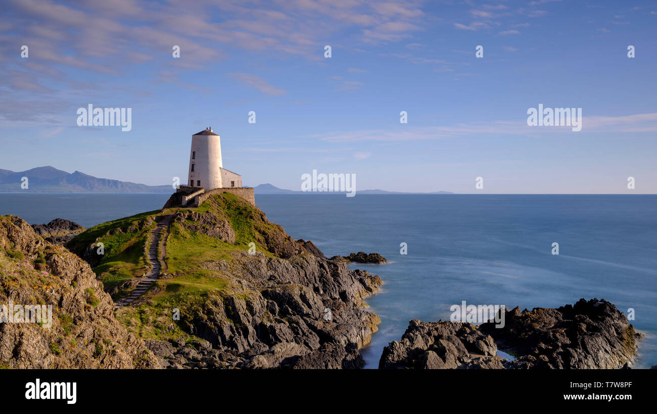 Llanddwyn, Pays de Galles - 1 mai 2019 : Twr Mar phare sur l'île Llanddwyn off Anglesey Pays de Galles, Royaume-Uni Banque D'Images