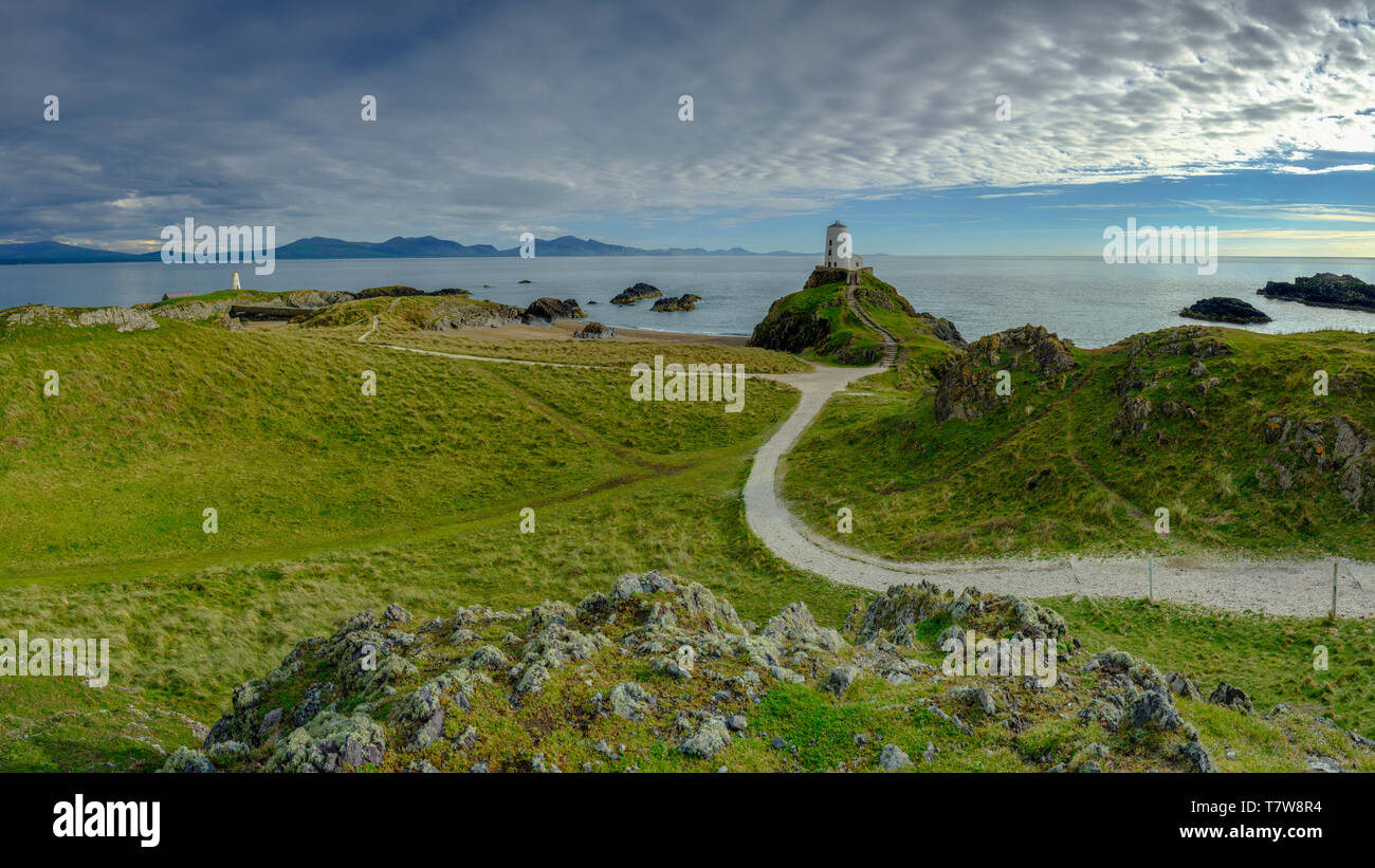 Llanddwyn, Pays de Galles - 1 mai 2019 : Twr Mar phare sur l'île Llanddwyn off Anglesey Pays de Galles, Royaume-Uni Banque D'Images