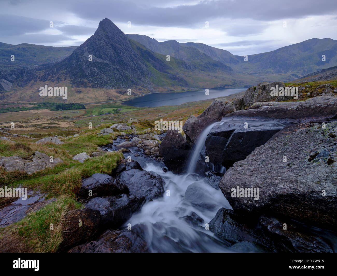 Llyn Ogwen, Pays de Galles - 30 Avril 2019 : dans la lumière du soir de printemps Tryfan de près de Ffynnon Lloer, Pays de Galles, Royaume-Uni Banque D'Images