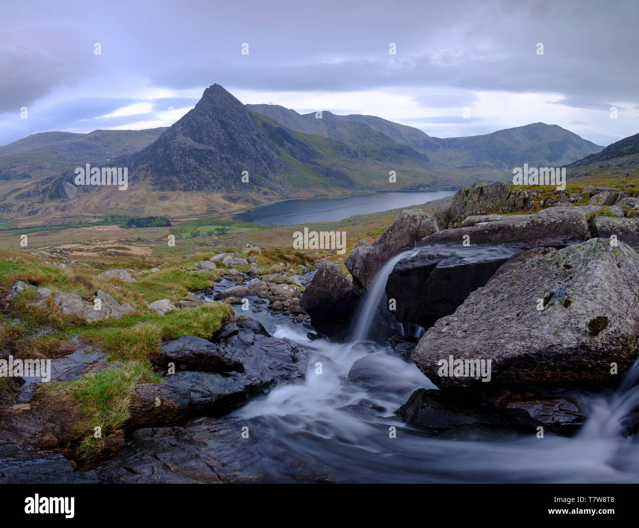 Llyn Ogwen, Pays de Galles - 30 Avril 2019 : dans la lumière du soir de printemps Tryfan de près de Ffynnon Lloer, Pays de Galles, Royaume-Uni Banque D'Images