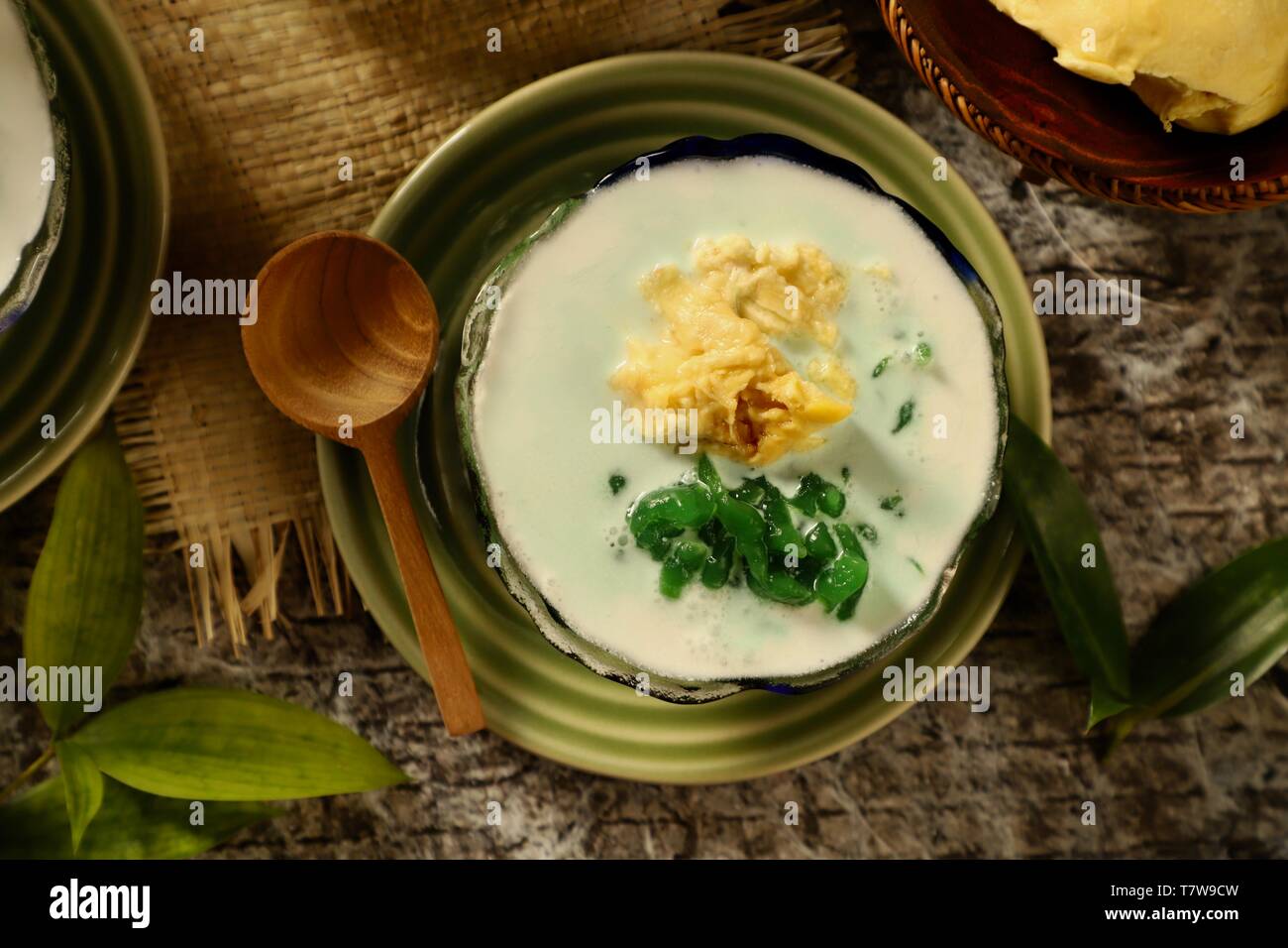 Es Cendol Durian ou Es Dawet Duren. Dessert froid Peranakan de nouilles de pandan gelée de durian au lait de coco soupe. Banque D'Images