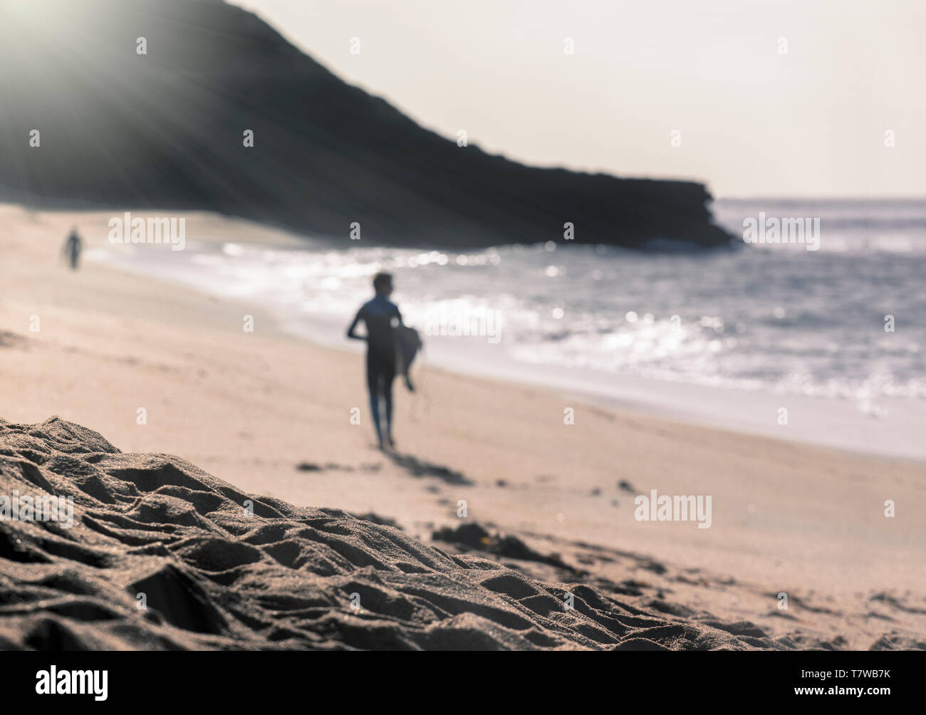 Image floue de surfer à Bells Beach, Torquay, Australie à un matin brumeux s'apprête à rejoindre d'autres surfers dans l'eau Banque D'Images