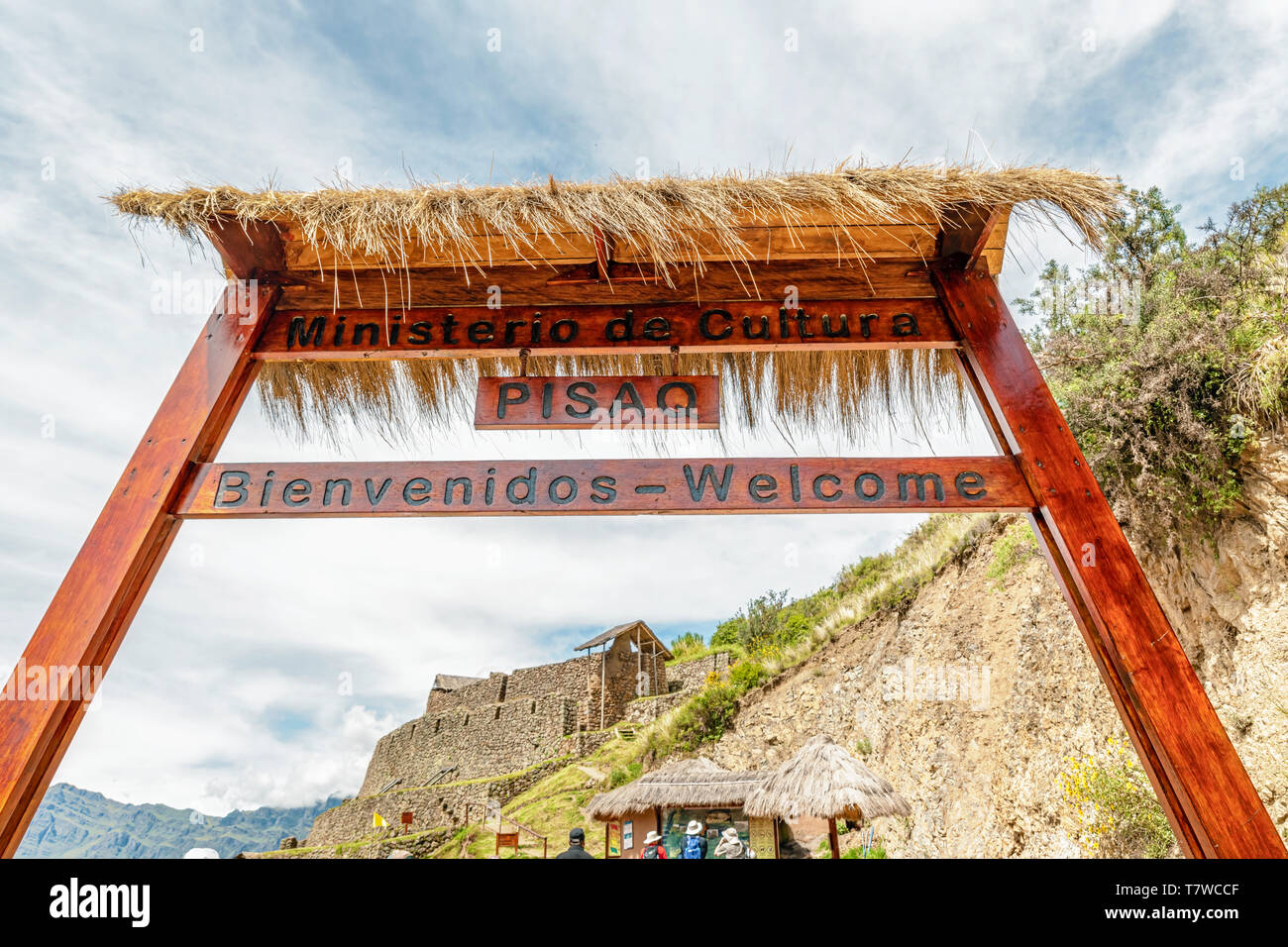 Pisac, Pérou - le 5 avril 2019 : panneau de bienvenue à Pisaq site archéologique situé sur la colline au-dessus de ville de Pisaq près de Cusco au Pérou. Banque D'Images
