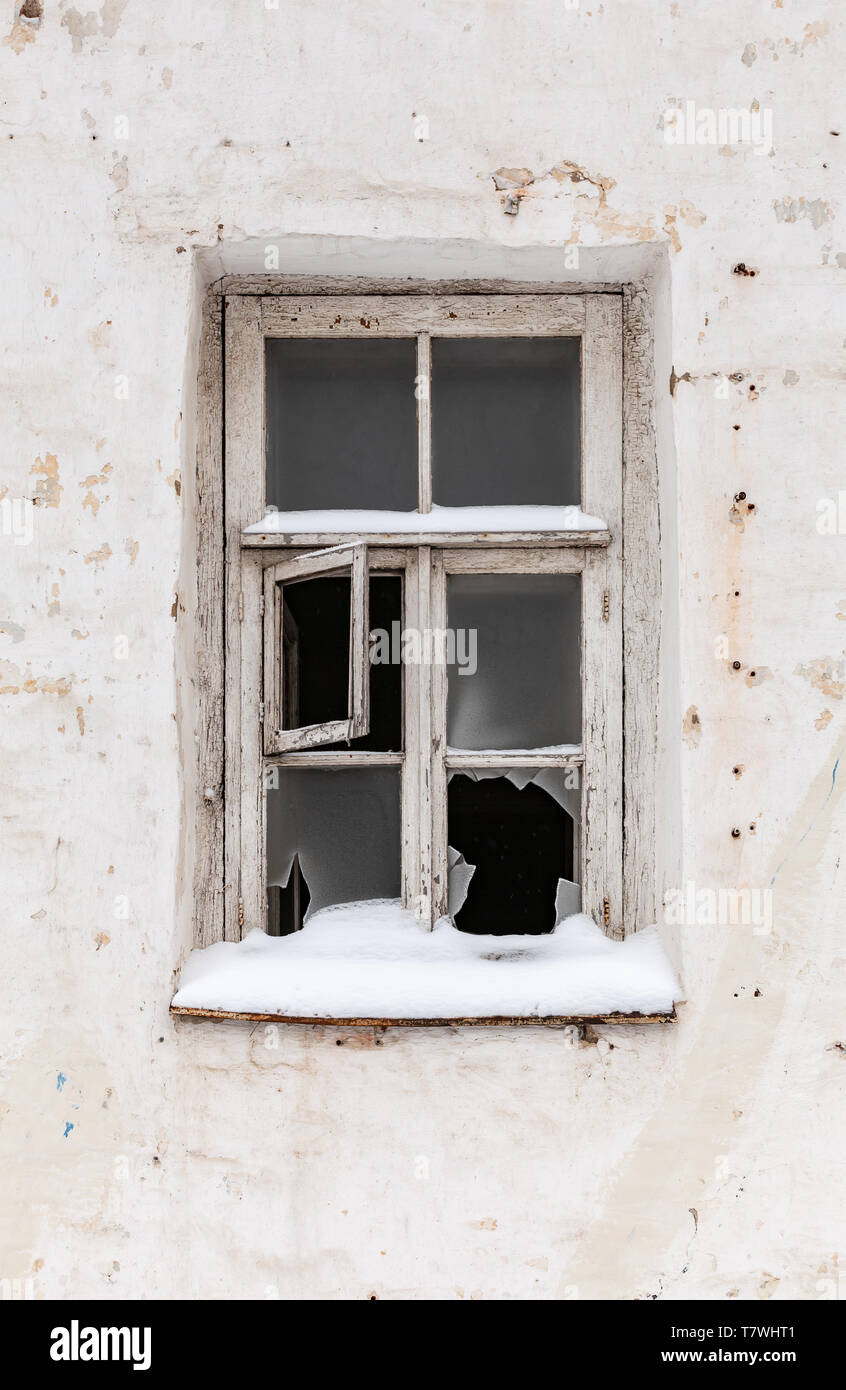 Vieille fenêtre cassée avec cadre en bois blanc grungy dans mur de pierre, la texture de fond photo Banque D'Images