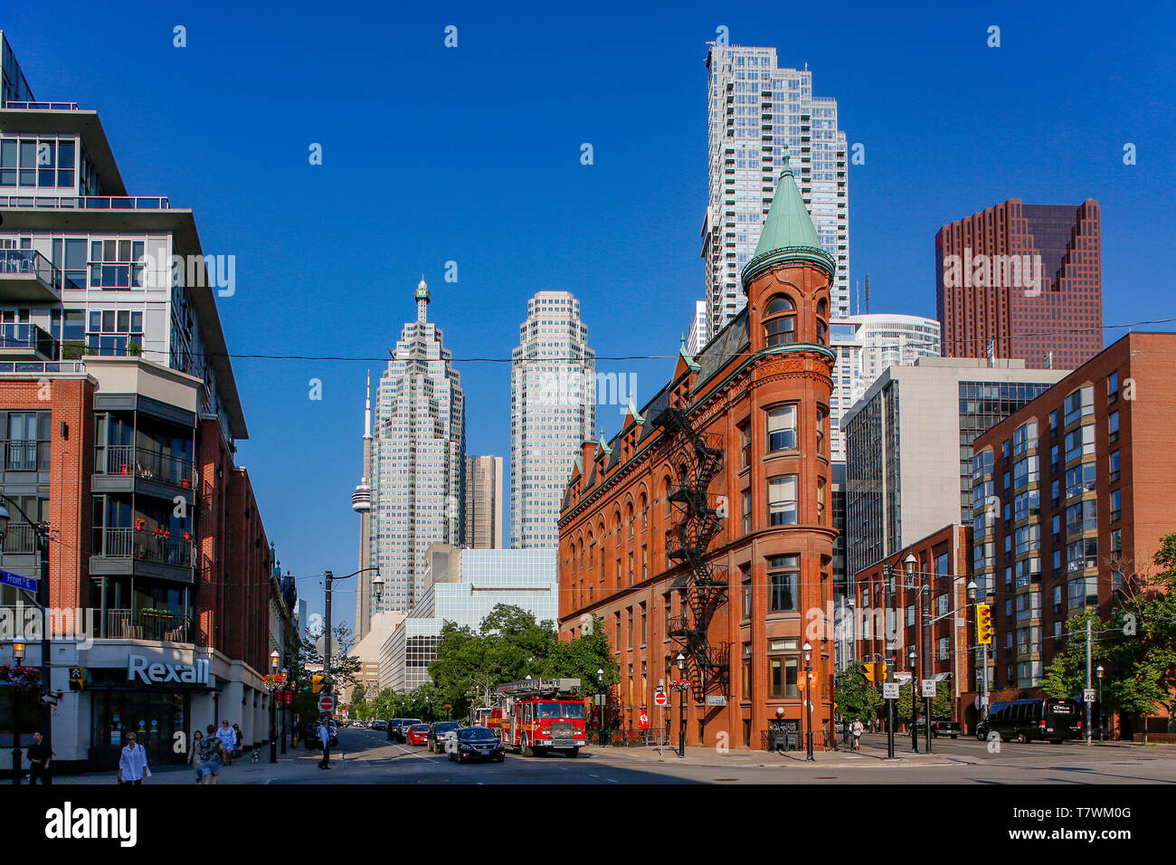 Canada, Province de l'Ontario, la ville de Toronto, le centre-ville, rue Front et la rue Wellington Est, Flatiron ou immeuble Gooderham et dans l'arrière-plan place Brookfield et la Tour CN Banque D'Images