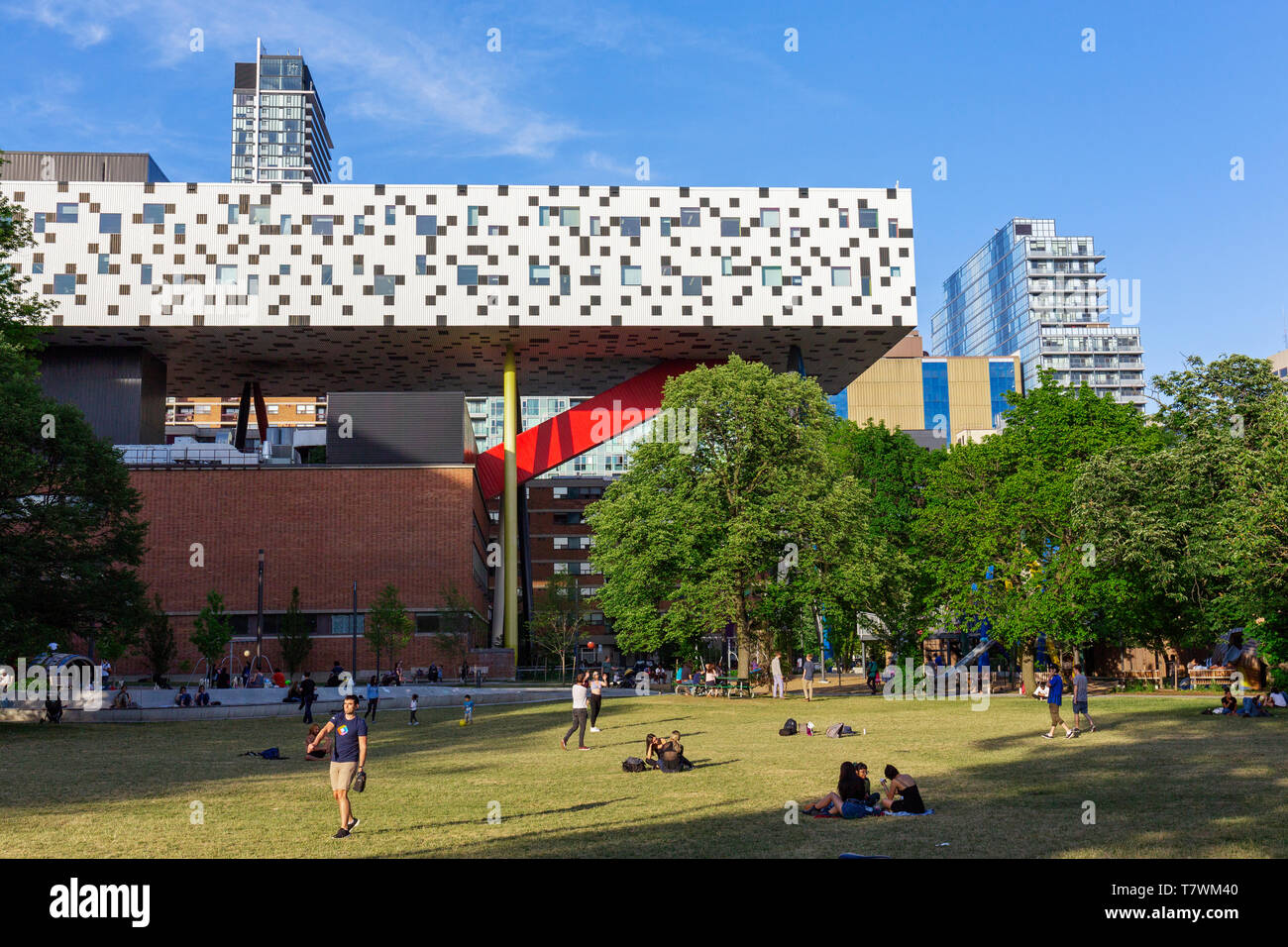 Canada, Province de l'Ontario, la ville de Toronto, Sharp Centre for Design, Université de l'Ontario School of Art and Design, la faculté, l'OCAD U travail architectural de l'architecte anglais Will Alsop en partenariat avec Robbie de Toronto / Jeunes  + Wright Architects Inc Banque D'Images