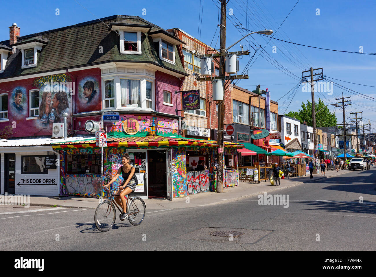 Canada, Province de l'Ontario, la ville de Toronto, Kensington Market, Augusta Avenue, magasins, bars, restaurants, des cyclistes Banque D'Images