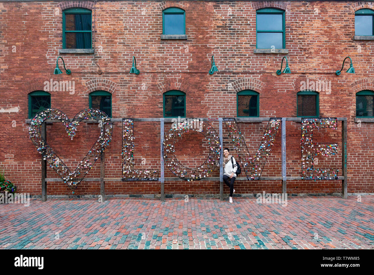 Canada, Province de l'Ontario, Toronto, Distillery District historique, ancienne demeure de la Distillerie Gooderham and Worts, un quartier piétonnier dédié à l'art, de la culture, du commerce et du divertissement, le géant des lettres d'amour et son cadenas Banque D'Images