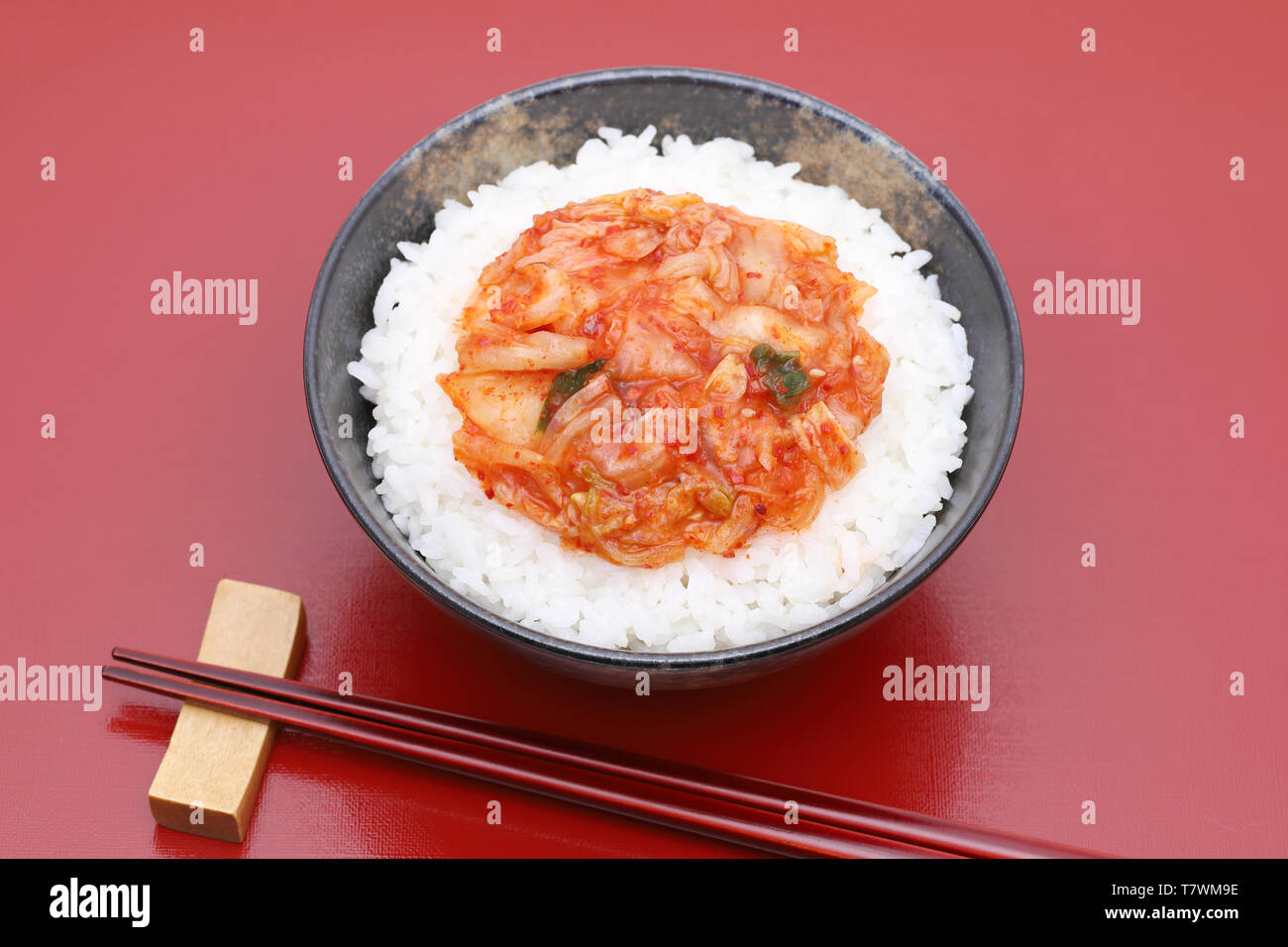 La nourriture coréenne, riz blanc cuit avec du kimchi sur fond blanc Banque D'Images