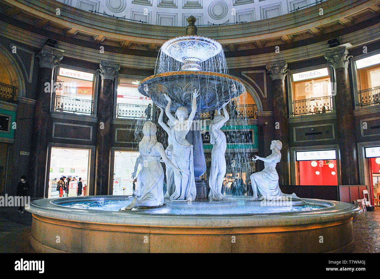 Fontaine Plaza dans le centre commercial Venus Fort, ses immenses plaza couverte en proie avec un cercle de colonnes en pierre, et l'accent sur une fontaine géante bor Banque D'Images