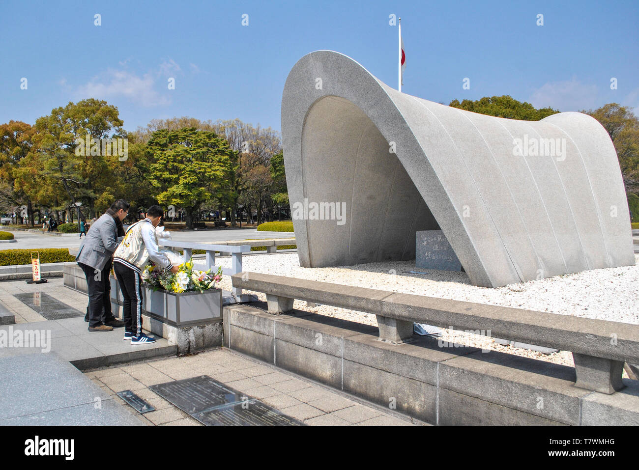 Les personnes prenant fleurs à la Memorial Cénotaphe. C'est une proposition en forme de selle, monument qui porte sur un cénotaphe holding les noms de toutes les personnes Banque D'Images