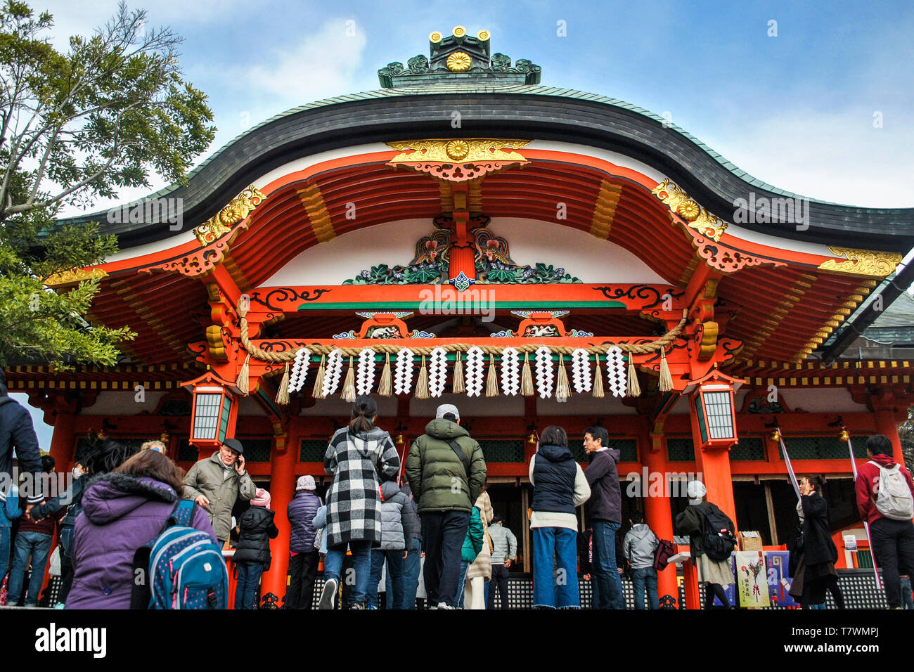 De nombreuses personnes dans l'entrée du Sanctuaire Fushimi Inari. Le protocole de Kyoto. Le Japon. Banque D'Images