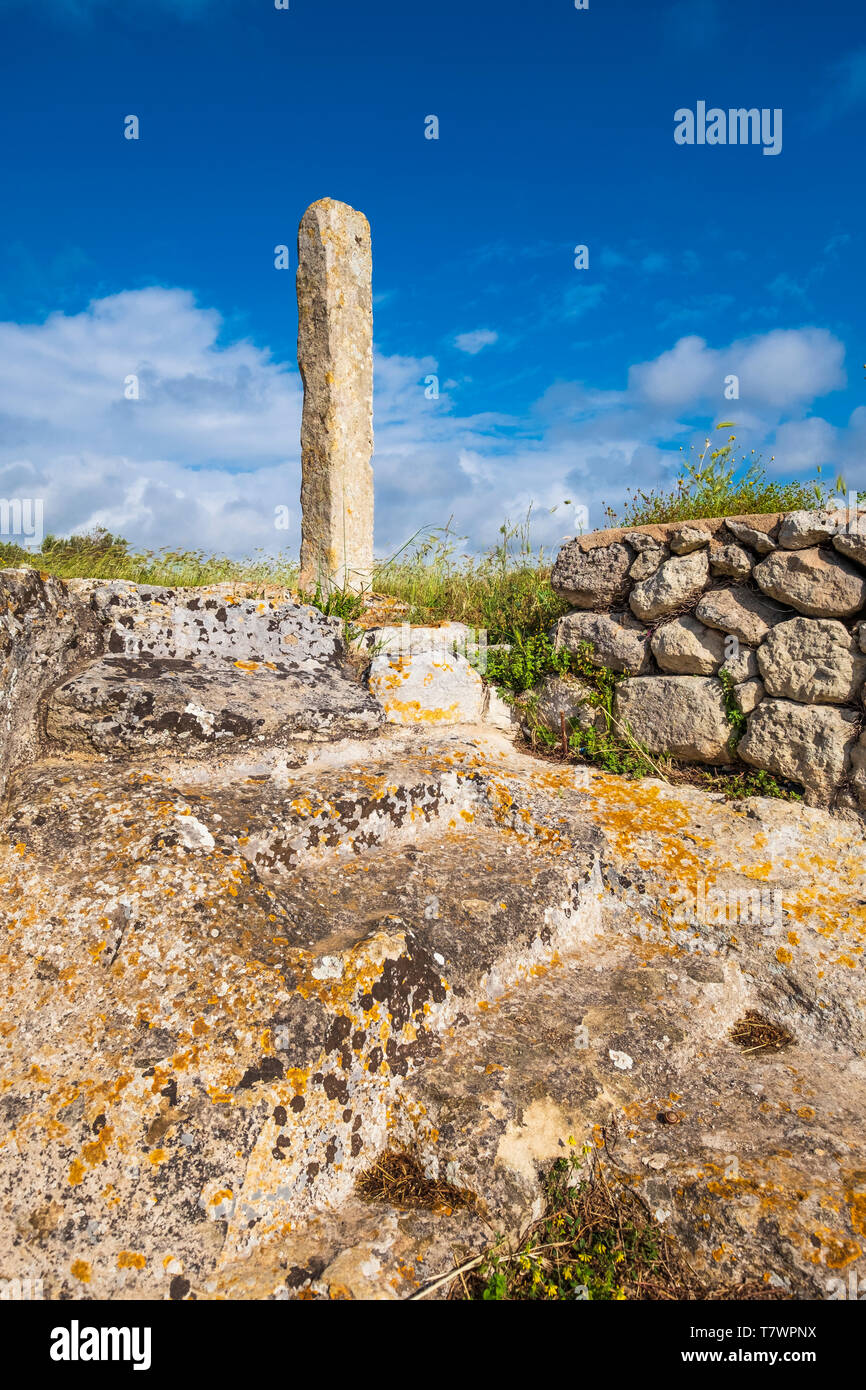 Italie, Pouilles, Salento, jardin d'Otranto, mégalithique menhir San Paolo se dresse sur un rocher avec une crypte dédiée à Saint Paul Banque D'Images