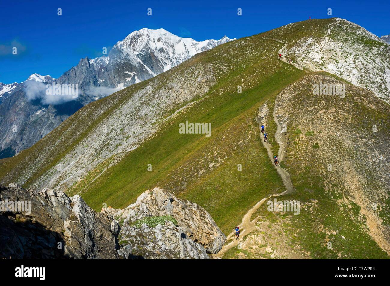 L'Italie, Courmayeur, Val Ferret, Tour du Mont-Blanc, des crêtes de la Montagne de la Saxe, entre 916 refuges et Elena, Tête Bernarda et col Sapin Banque D'Images