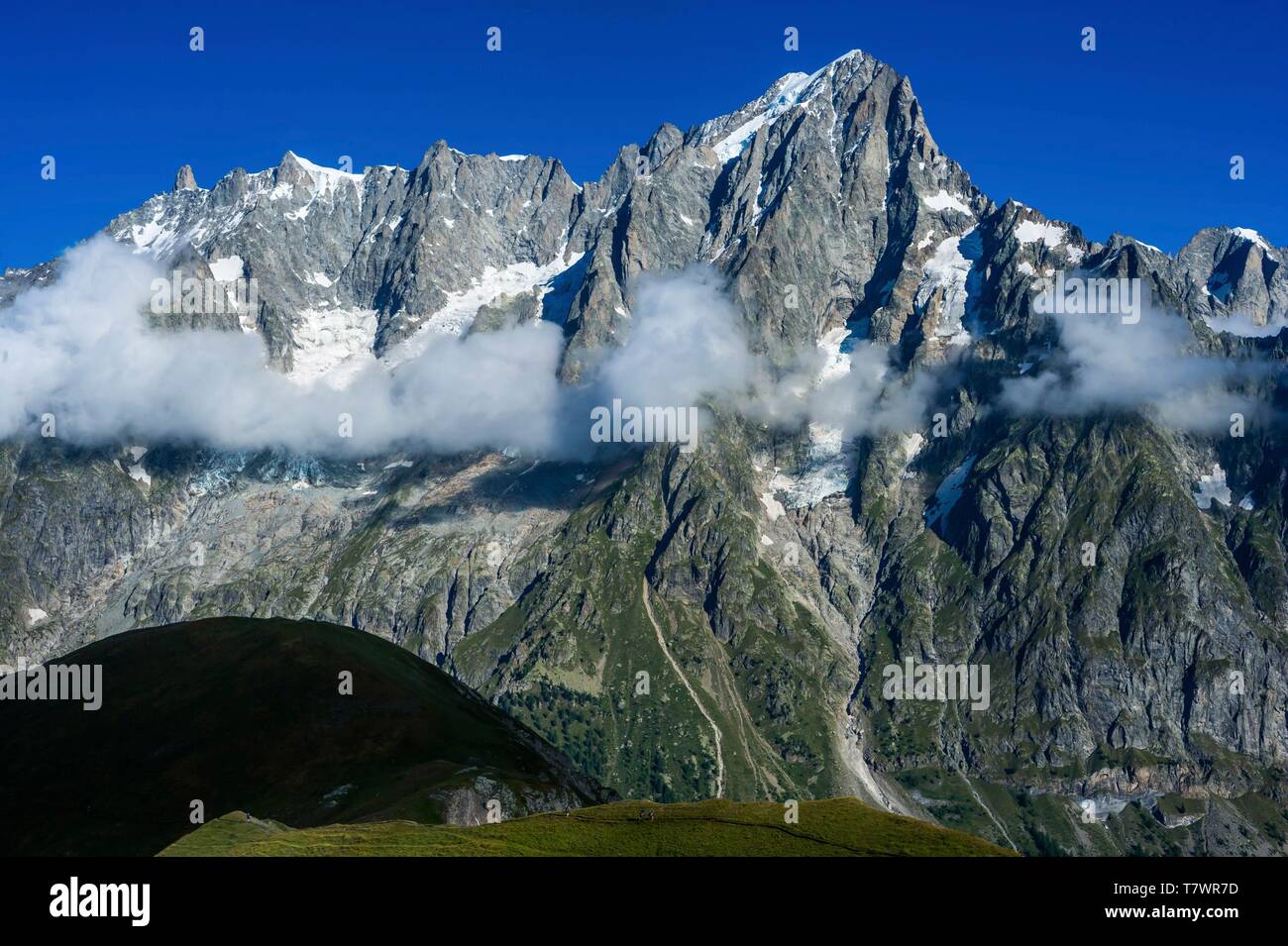 L'Italie, Courmayeur, Val Ferret, Tour du Mont-Blanc, des crêtes de la Montagne de la Saxe, entre 916 refuges et Elena, Tête Bernarda et col sapin, avec les Grandes Jorasses dans le dos Banque D'Images