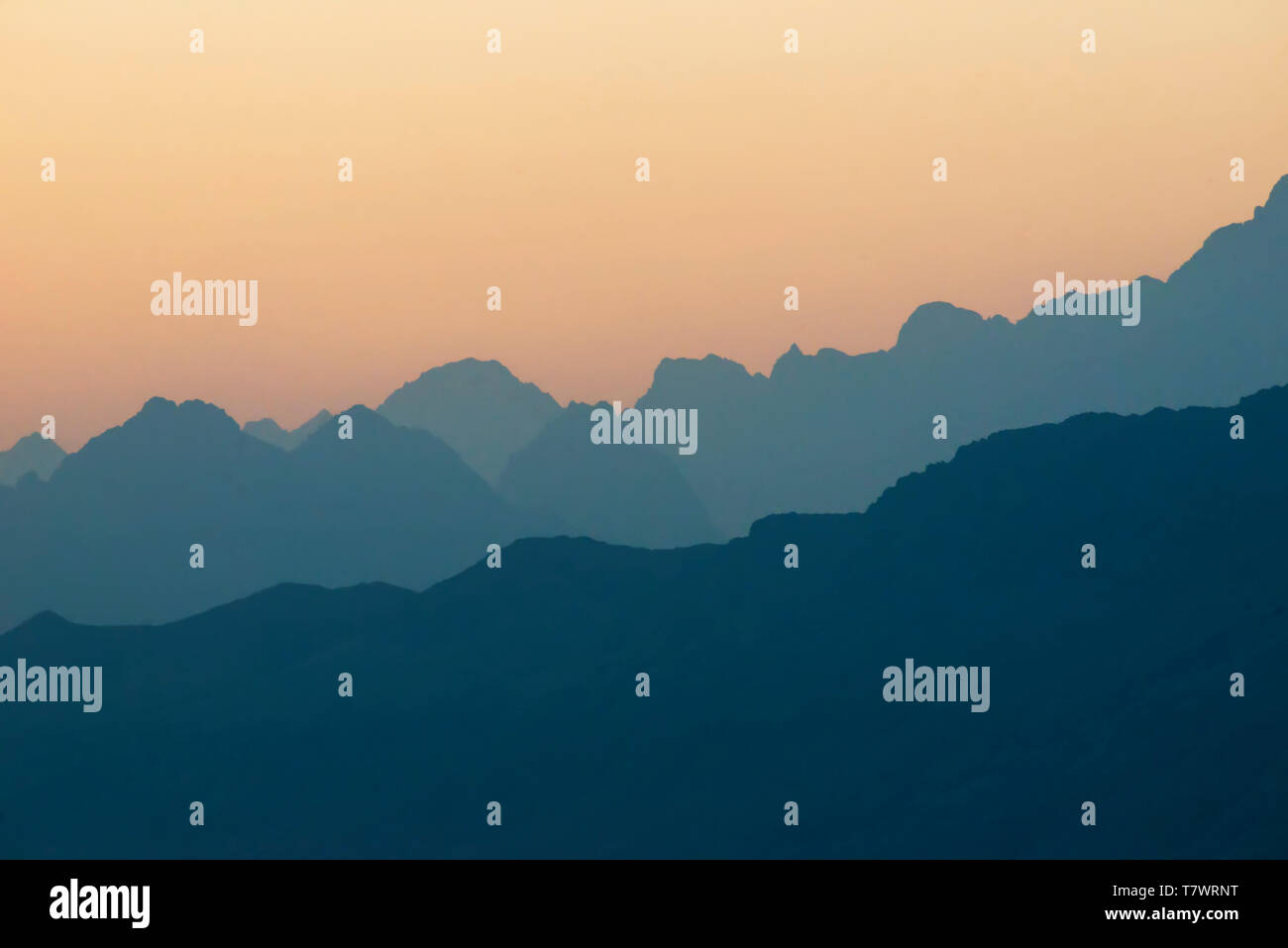 Les couchers de soleil et montagnes des pics.Yingshan, Mongolie intérieure, Chine. Banque D'Images