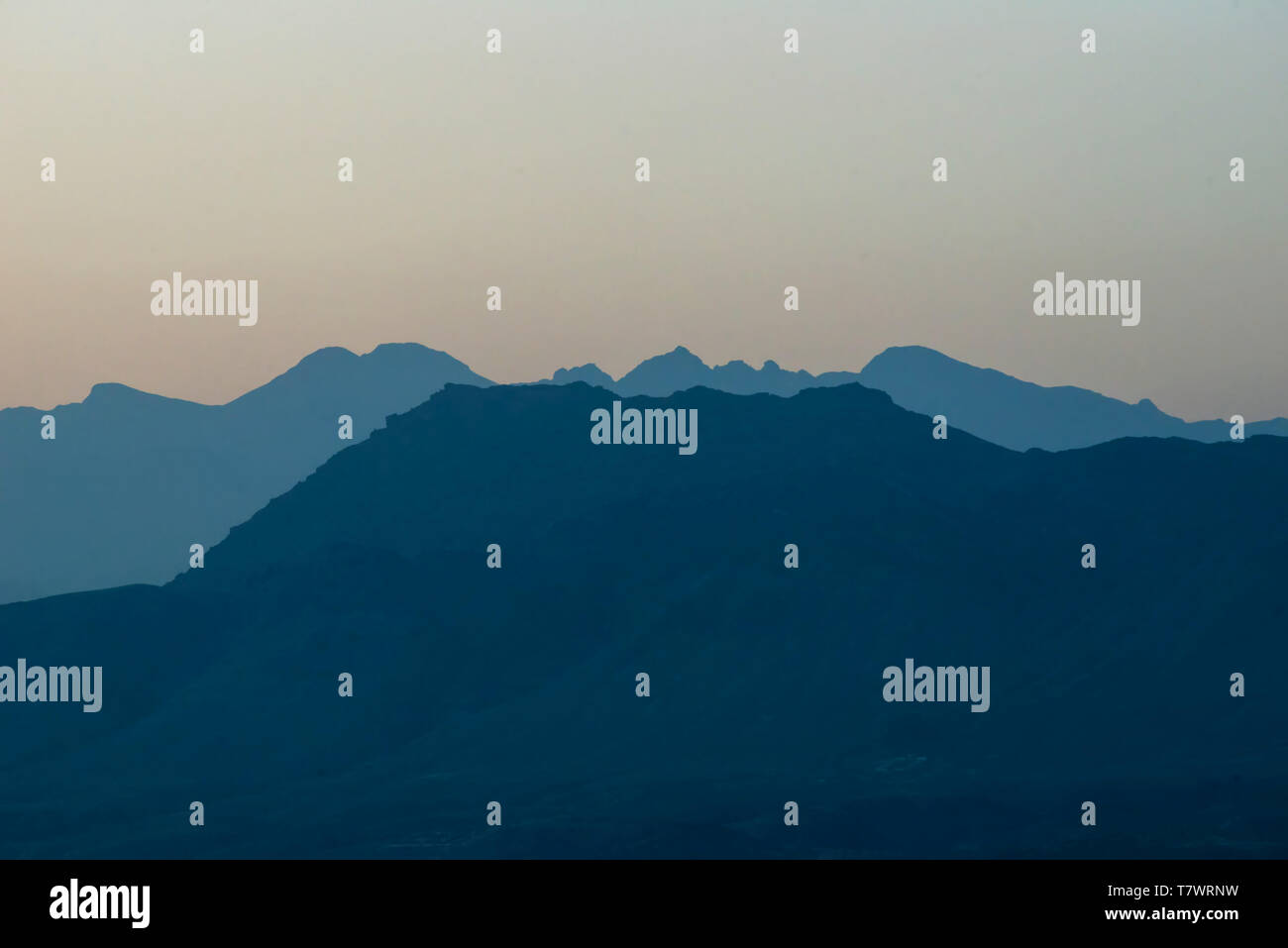 Les couchers de soleil et montagnes des pics.Yingshan, Mongolie intérieure, Chine. Banque D'Images