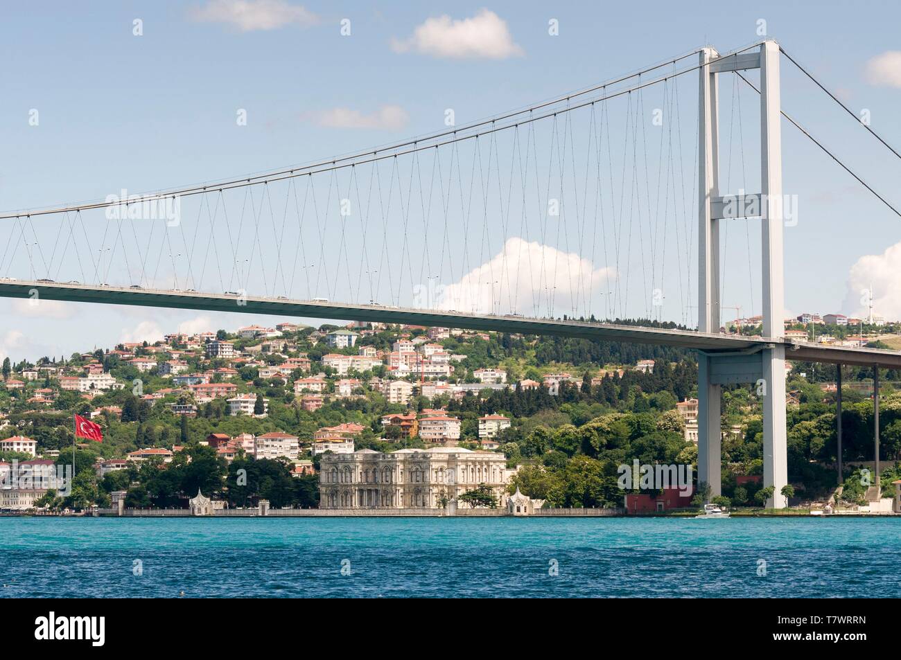 La Turquie, Istanbul, croisière sur le Bosphore, pont du Bosphore également connu sous le nom de Martyrs 15 juillet pont reliant l'Europe et l'Asie avec le Palais Beylerbeyi en arrière-plan Banque D'Images