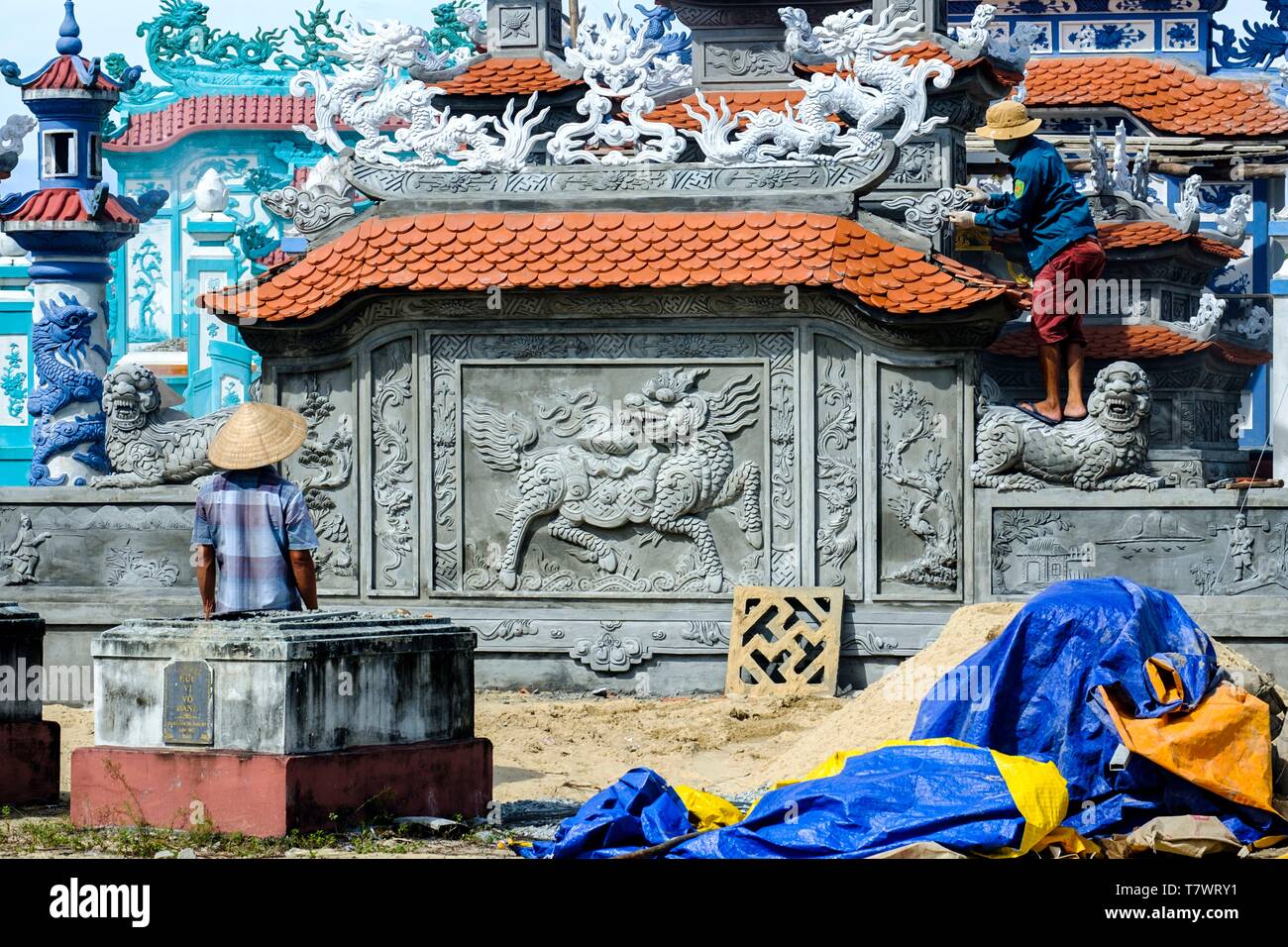 Vietnam, province de Thua Thien Hue, Tam Giang, cimetière tombes et dans le lagon Banque D'Images