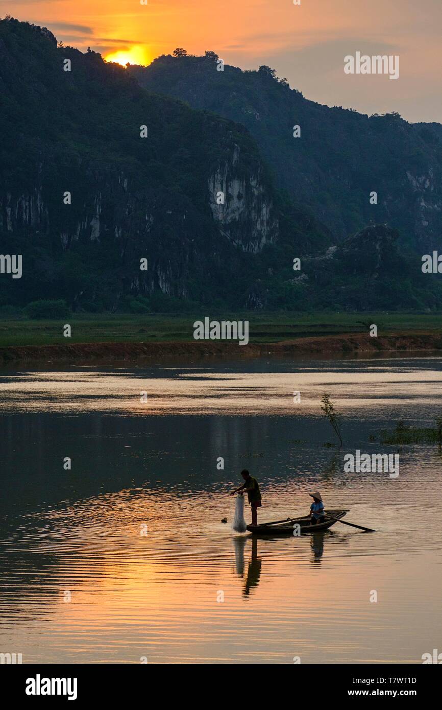 Vietnam, province de Ninh Binh, à l'intérieur des terres de la baie d'Ha Long, Ken Ga, paysage karstique autour de Hoa Lu Banque D'Images