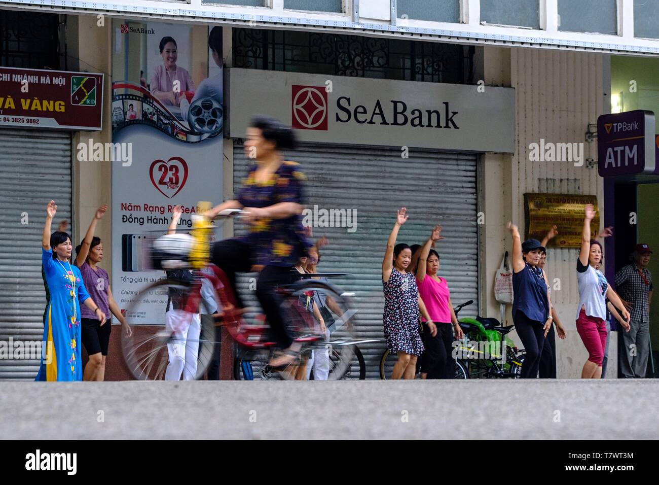 Vietnam, Hanoi, la vieille ville, les gens faisant des exercices sur la chaussée Banque D'Images