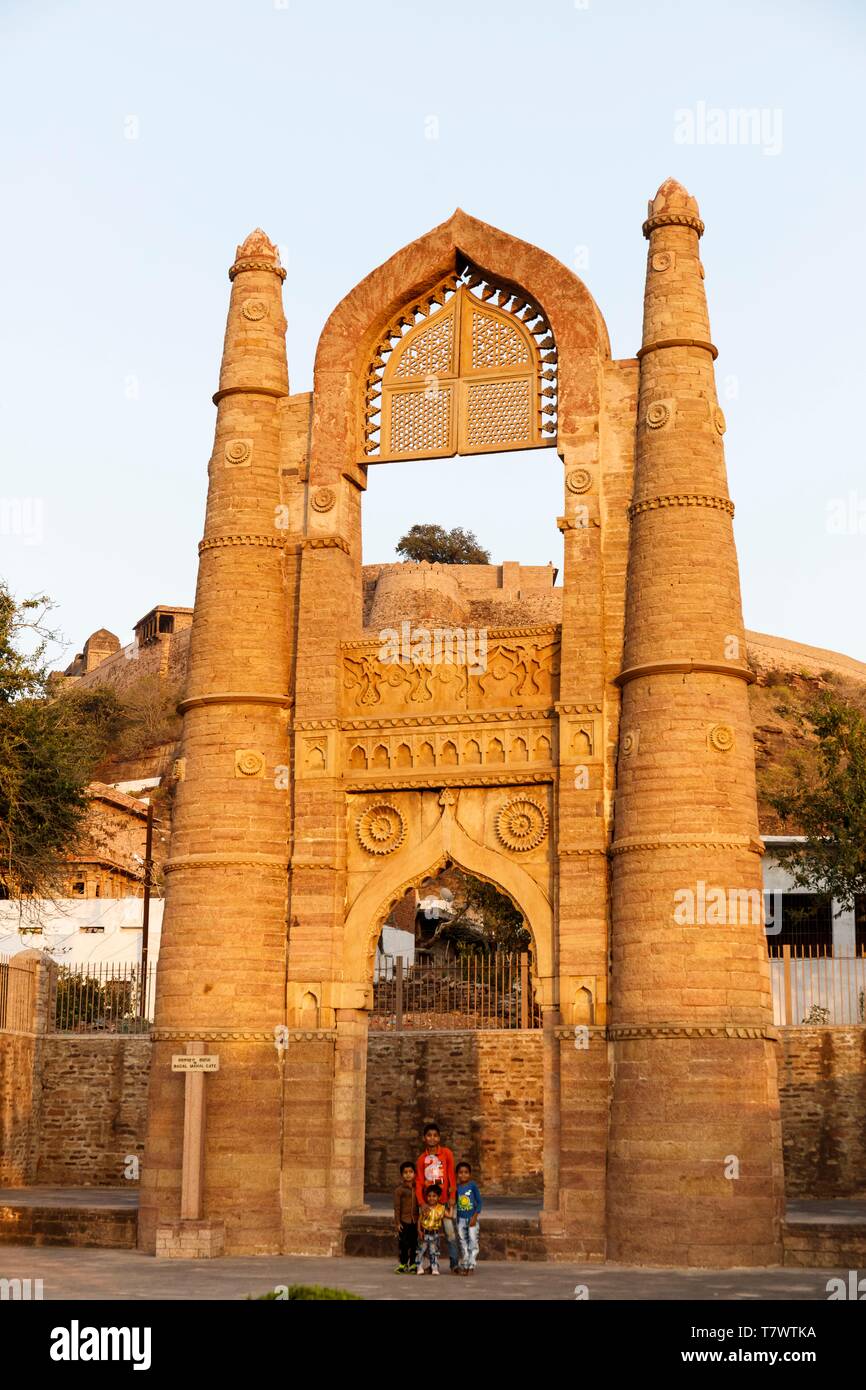 L'Inde, le Madhya Pradesh, Chanderi, Badal Mahal gate Banque D'Images