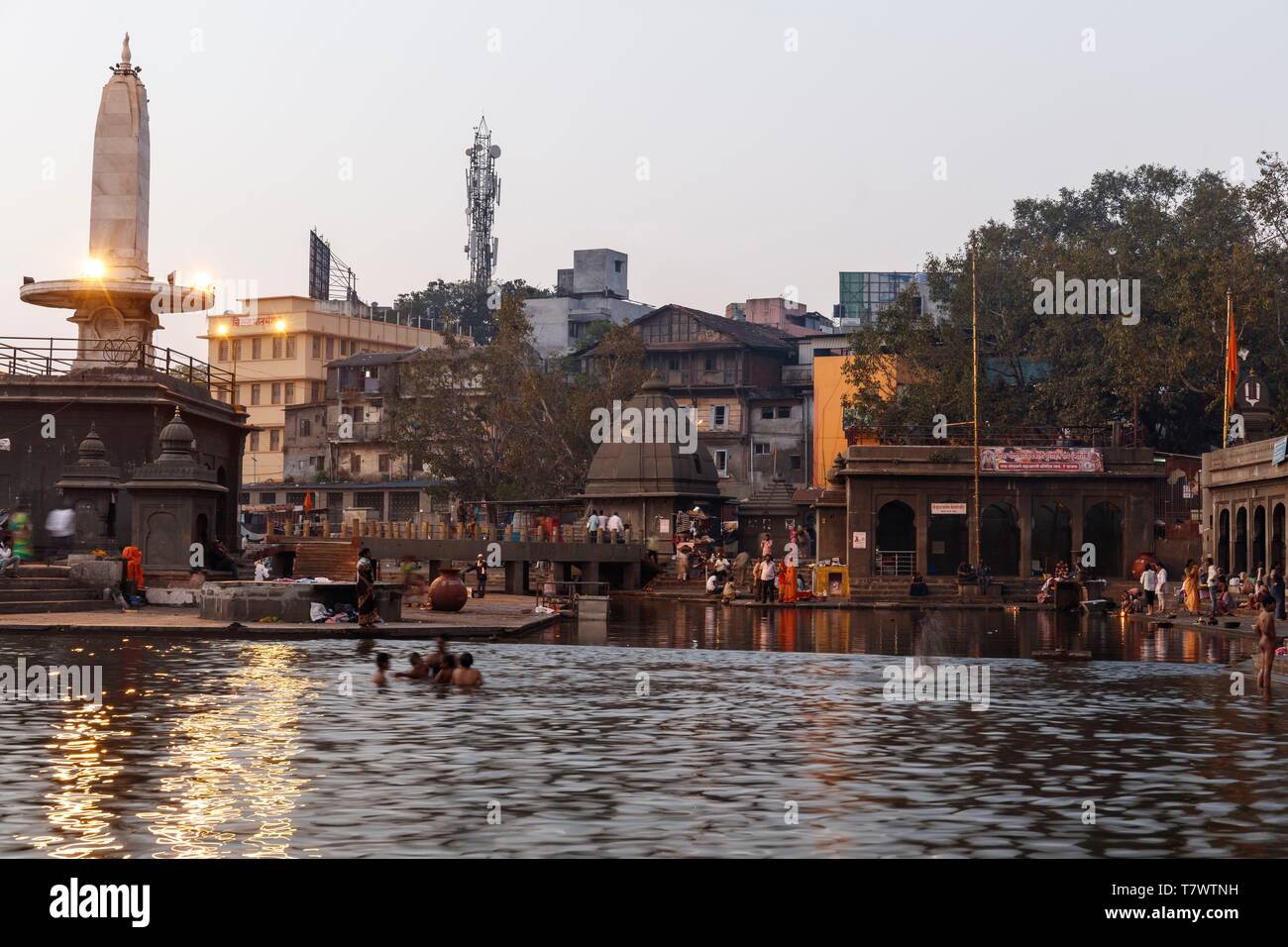 L'Inde, Maharashtra, Nashik, coucher du soleil sur les ghats sur la rivière Godavari Banque D'Images