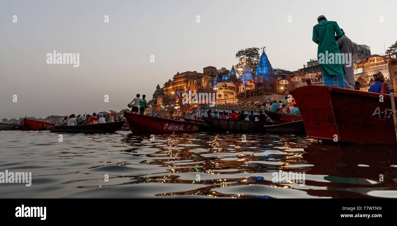 L'Inde, Uttar Pradesh, Varanasi, ghat Dashashwamedh bateaux au coucher du soleil, les pèlerins attendent cérémonie Aarti Banque D'Images