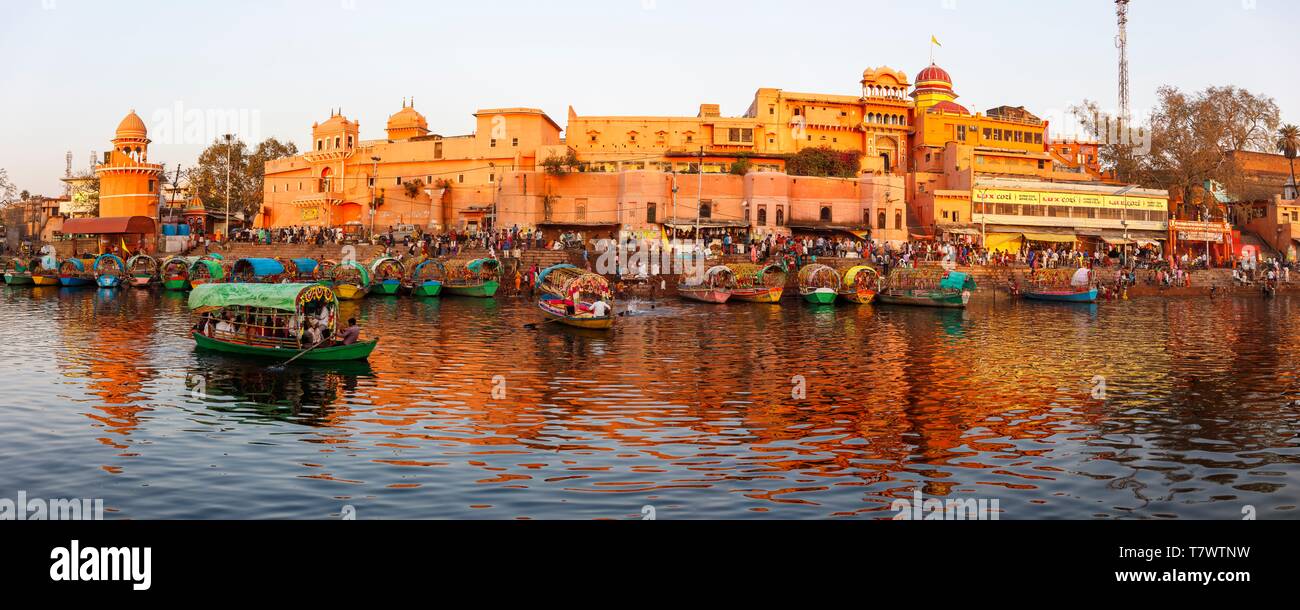 L'Inde, le Madhya Pradesh, Chitrakoot, Ram ghats sur Mandakini river au lever du soleil Banque D'Images