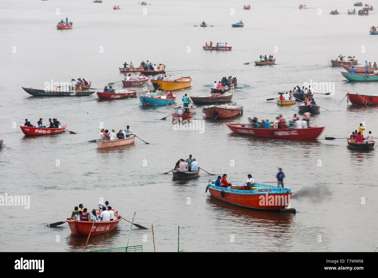 L'Inde, Uttar Pradesh, Varanasi, bateaux sur la rivière Ganga Banque D'Images