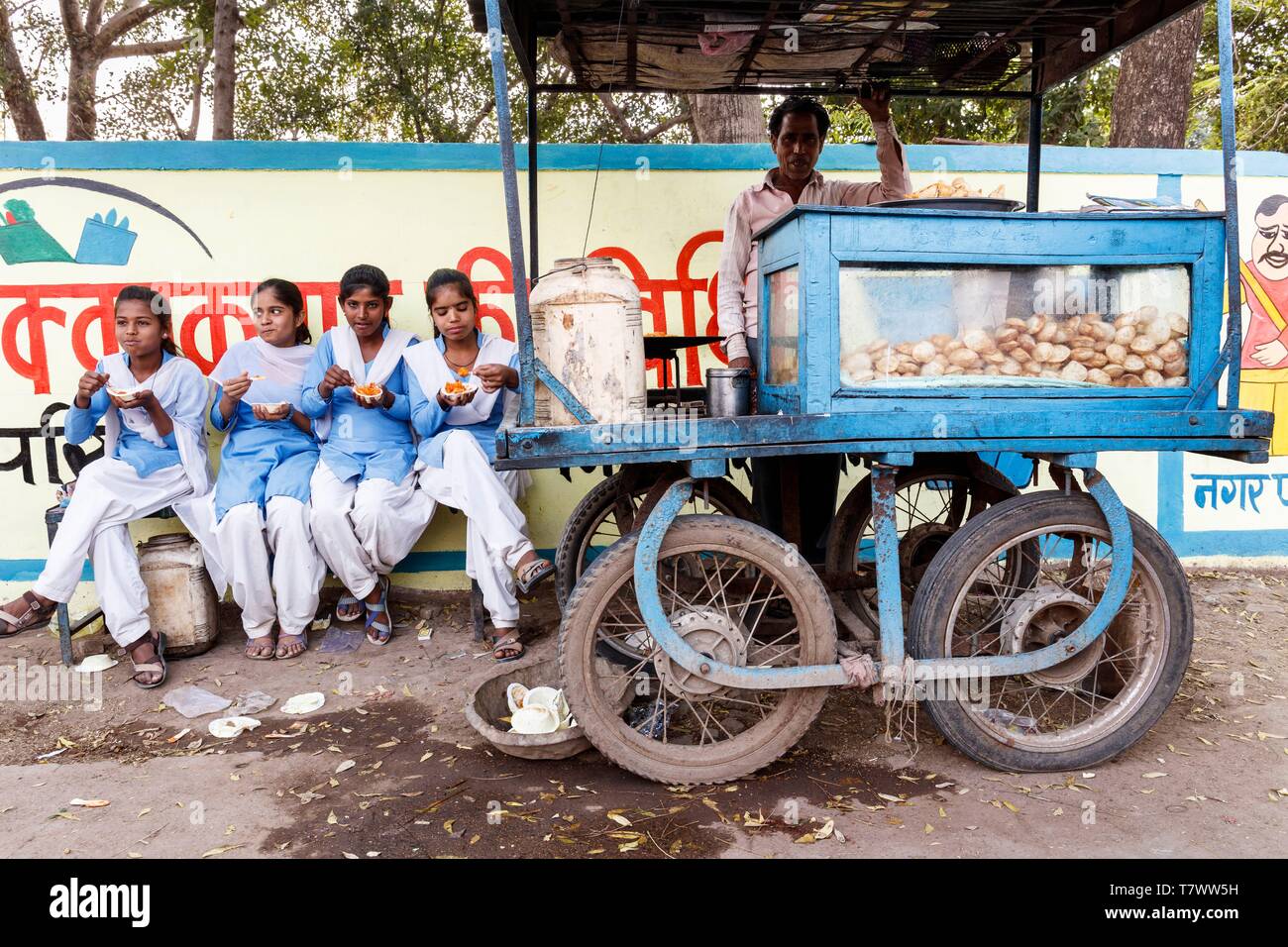 L'Inde, le Madhya Pradesh, Chanderi, manger une collation écolières Banque D'Images L'Inde, le Madhya Pradesh, Chanderi, manger une collation écolières Banque D'Images