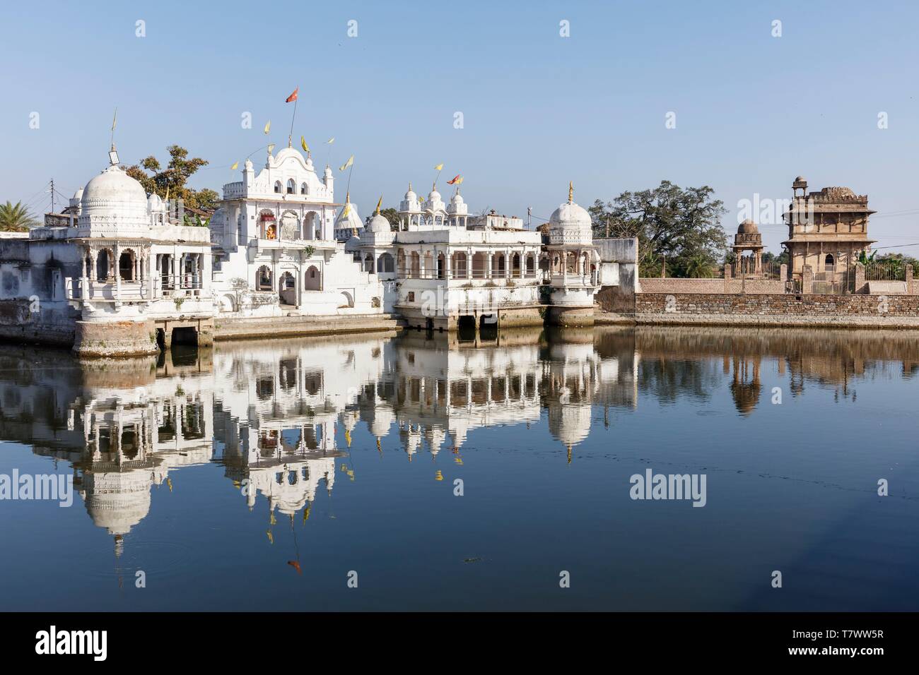 L'Inde, le Madhya Pradesh, Chanderi, Laksman temple sur Panmeshwar Tal étang Banque D'Images L'Inde, le Madhya Pradesh, Chanderi, Laksman temple sur Panmeshwar Tal étang Banque D'Images