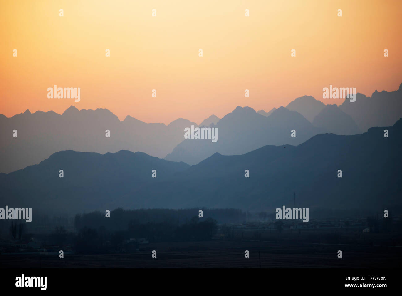 Les couchers de soleil et montagnes des pics.Yingshan, Mongolie intérieure, Chine. Banque D'Images