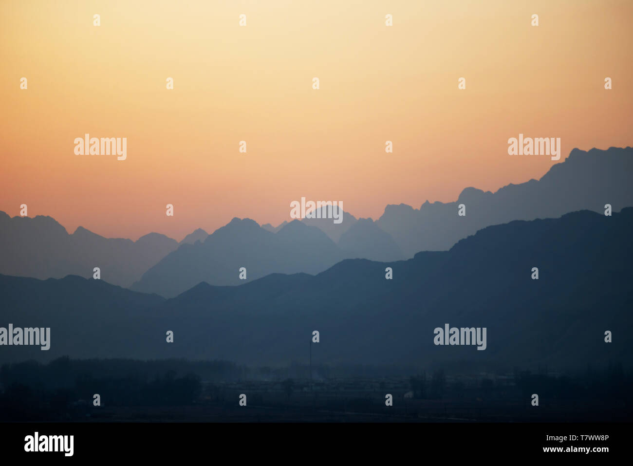 Les couchers de soleil et montagnes des pics.Yingshan, Mongolie intérieure, Chine. Banque D'Images