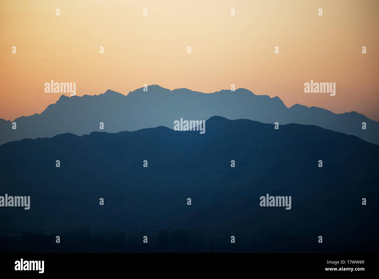 Les couchers de soleil et montagnes des pics.Yingshan, Mongolie intérieure, Chine. Banque D'Images