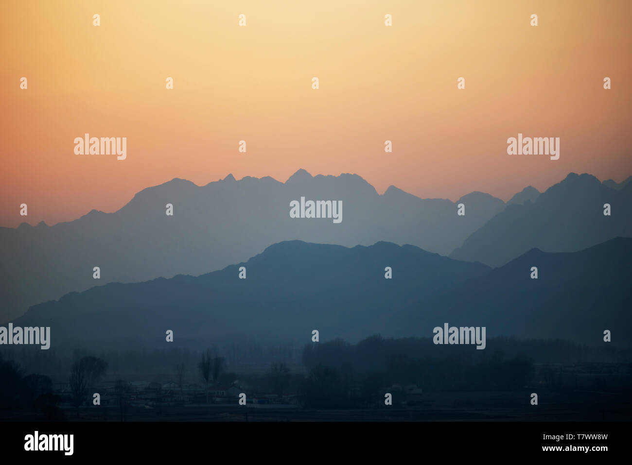 Les couchers de soleil et montagnes des pics.Yingshan, Mongolie intérieure, Chine. Banque D'Images